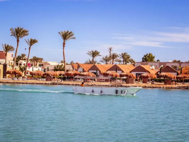 رحلة بحيرات الجونة وغداء على الشاطئ